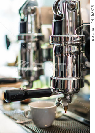 Coffee machine prepares espresso in coffeeshop Coffee machine prepares espresso in coffeeshop 14962819