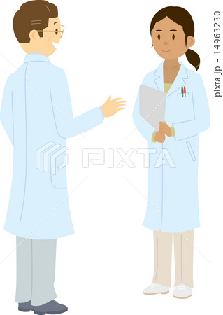 東南アジア系の女性研究員と日本人男性上司 14963230