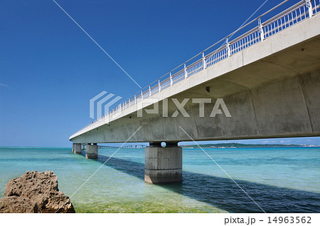 宮古島と伊良部島を結ぶ伊良部大橋 宮古島と伊良部島を結ぶ伊良部大橋 14963562