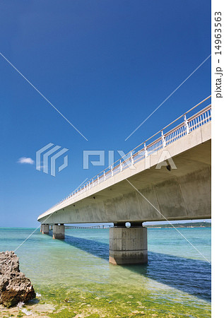 宮古島と伊良部島を結ぶ伊良部大橋 宮古島と伊良部島を結ぶ伊良部大橋 14963563