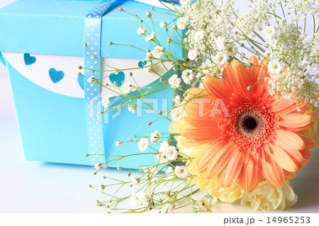 ガーベラと水色のボックスのプレゼント ガーベラと水色のボックスのプレゼント 14965253