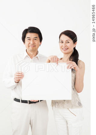 ボードを持つ夫婦 14965466
