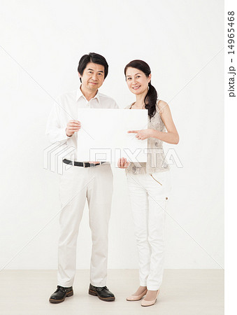 ボードを持つ夫婦 ボードを持つ夫婦 14965468