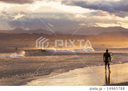 湘南の海とサーファー、富士山 湘南の海とサーファー、富士山 14965788