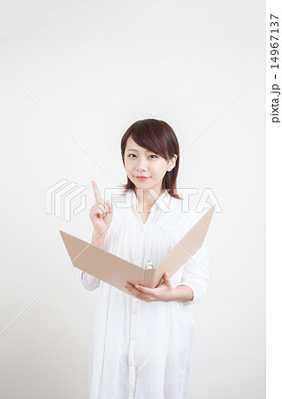 ポイントを強調する女性 14967137