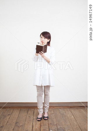 手帳をチェックする女性 14967149