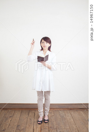 手帳をチェックする女性 手帳をチェックする女性 14967150