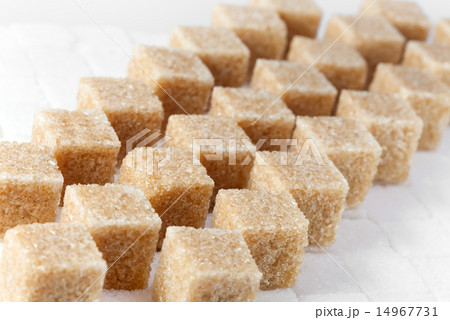 Cubes of not refined reed sugar and white sugar 14967731