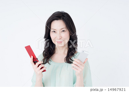 ミドルの女性(スマホ・ガラケー) ミドルの女性(スマホ・ガラケー) 14967921