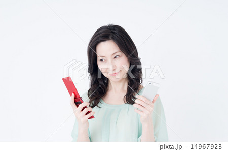 ミドルの女性（スマホ・ガラケー） 14967923