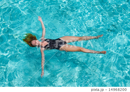 Young woman swiming in sea 14968200