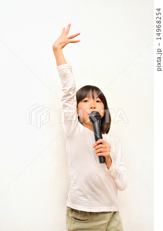 マイクで歌う女の子 14968254