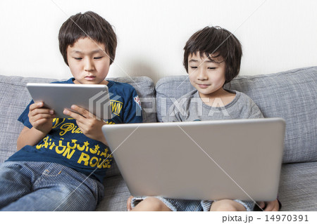 デジタル世代の男の子二人 14970391
