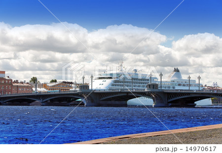 big cruising liner on the Neva River. Petersburg.  14970617