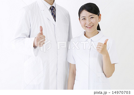 笑顔でグッドポーズする看護師と白衣の男性　 14970703