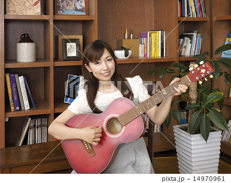 ギターを弾く女性 14970961