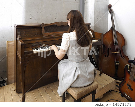 オルガンを弾く女性 14971275