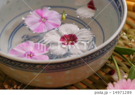 Bowl with flower water 14971289