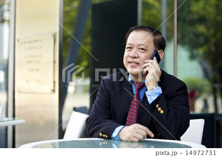 Asian businessman using smart phone 14972731