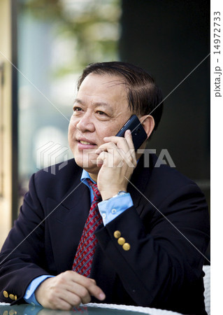 Asian businessman using smart phone 14972733