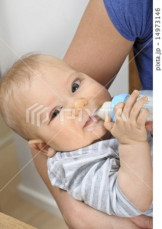 baby sucking milk bottle 14973146