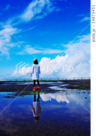 雲と空と少女の写真素材 [14973451] - PIXTA