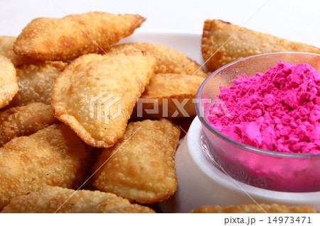 gujia in plate with holi color in bowl 14973471