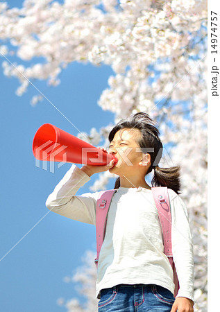 メガホンで応援する女の子(春、桜) 14974757