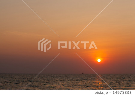 The sun goes down. The sun goes down. 14975833