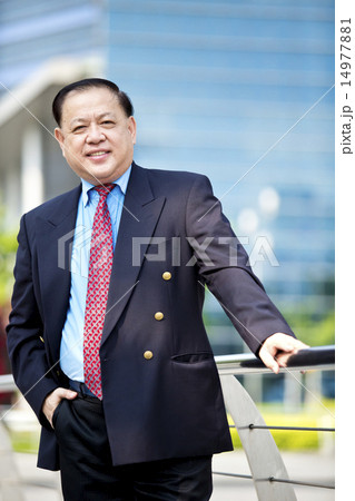 Asian businessman in suit smiling 14977881