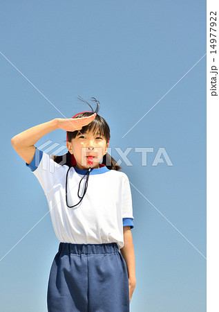 笛を吹く女の子 体操服 ハチマキ 敬礼 の写真素材