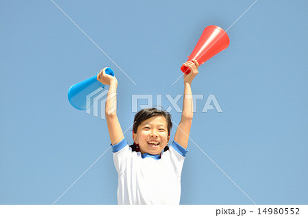 青空で応援する女の子（体操服、メガホン） 14980552