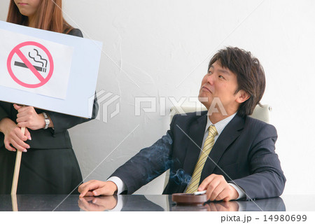 ビジネスマン　禁煙活動 14980699