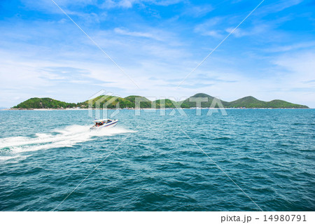 Tropical island and speed boat going to island 14980791