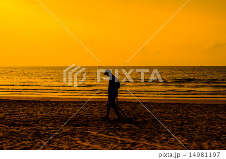 Electronic beach combing, Hua Hin Thailand 14981197