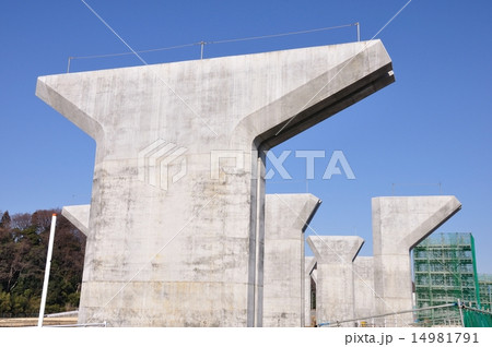 建設中の高速道路の橋脚 14981791