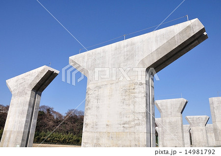建設中の高速道路の橋脚 14981792