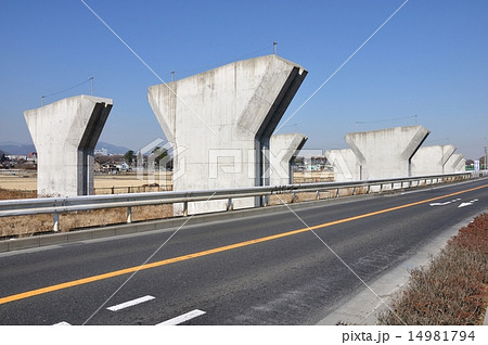 建設中の高速道路の橋脚 建設中の高速道路の橋脚 14981794