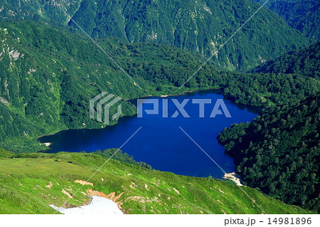 朝日連峰・以東岳から見下ろす大鳥池 14981896