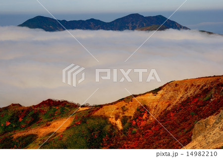 那須・朝日岳から見る雲海に浮かぶ流石山方面 那須・朝日岳から見る雲海に浮かぶ流石山方面 14982210