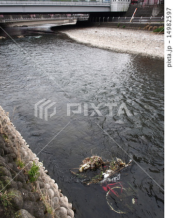 川に捨てられた自転車の写真素材