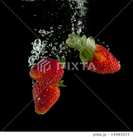 strawberries in water 14983055
