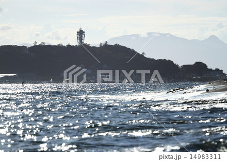 稲村ケ崎付近の砂浜より江ノ島を臨む 稲村ケ崎付近の砂浜より江ノ島を臨む 14983311