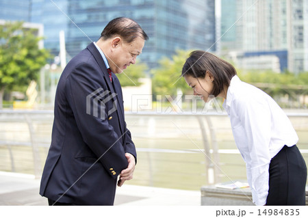 Asian businessman & female executive bowing 14984835