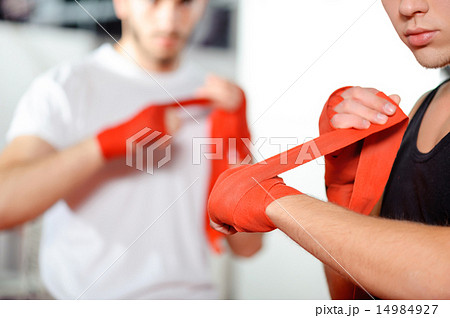 Boxers bind their bandages 14984927