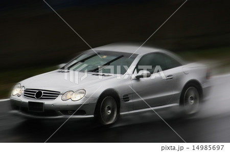 雨の中を疾走する車 The car which is running in the rain 14985697