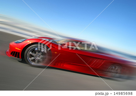 加速する赤い車　 The car which is running at full speed 14985698