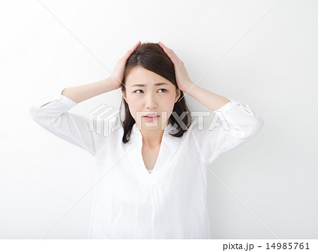 頭を抱える若い女性 頭を抱える若い女性 14985761