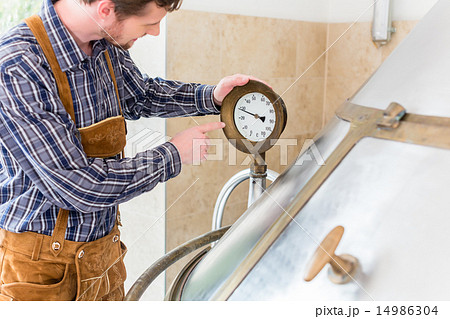 Brewer in brewhouse of beer brewery 14986304