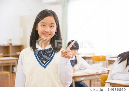 指さしをする中学生 指さしをする中学生 14986840